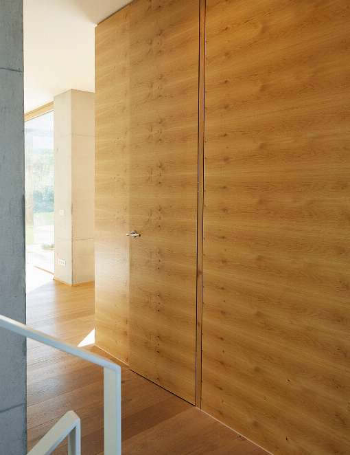 Bilder 1+2: Hier entfaltet das Furnier der Asteiche seine au�ergew�hnliche Wirkung. Fotos: Thomas Bechtold I Freier Architekt